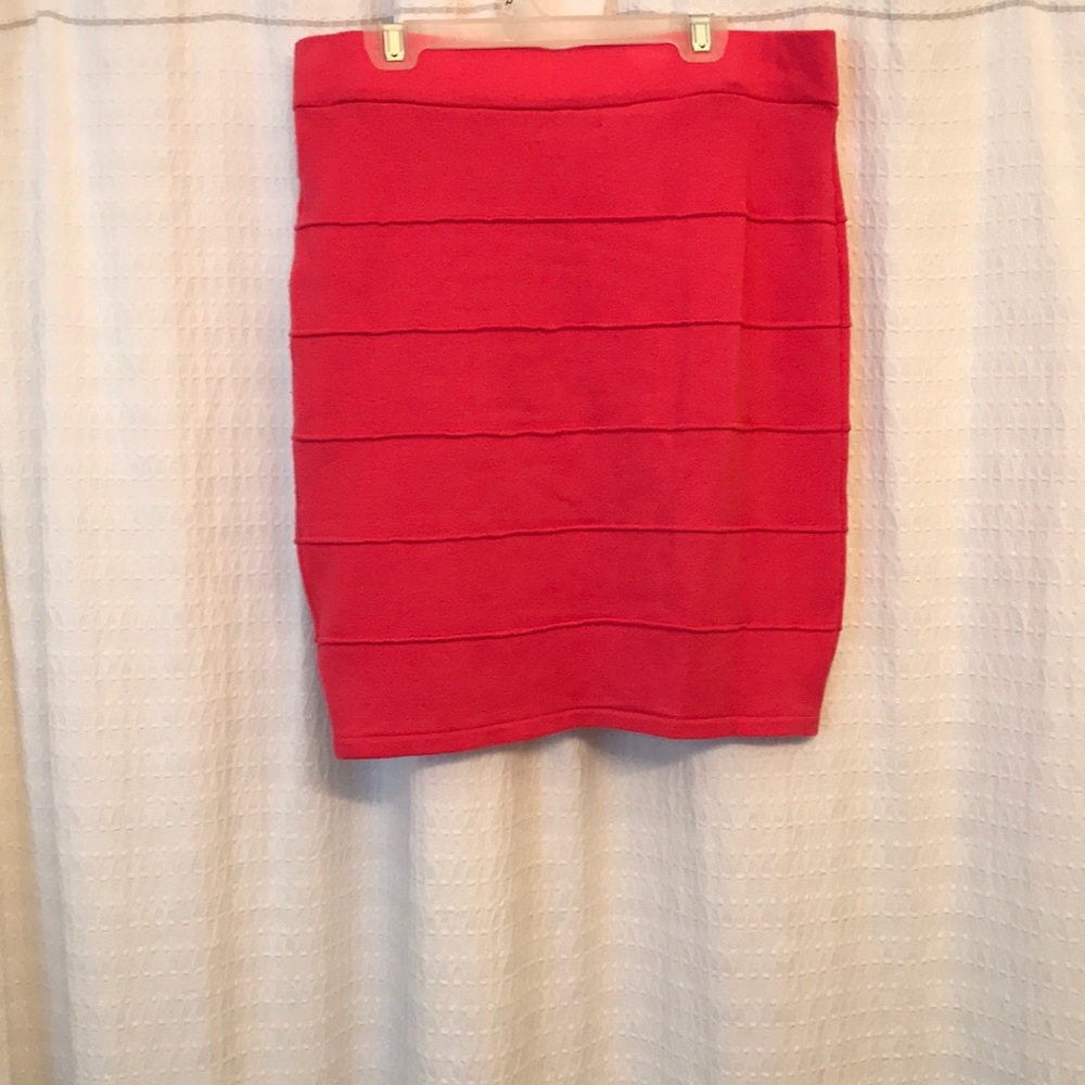 Fitted pink skirt